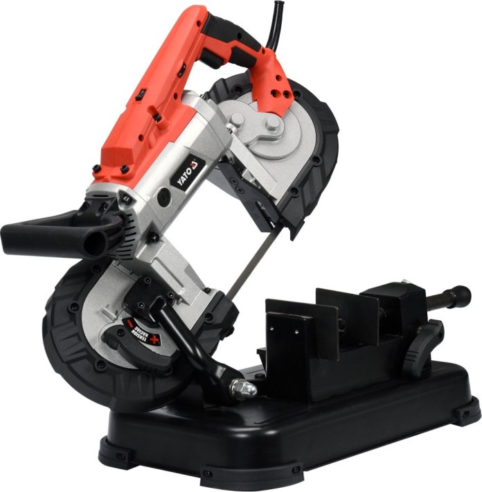 Piła YT-82185 posiada zdejmowaną podstawę umożliwiającą pracę mobilną i stacjonarną.